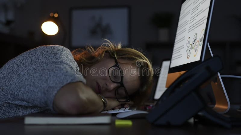 Mujer de negocios que duerme en el ordenador en la noche almacen de metraje de vídeo