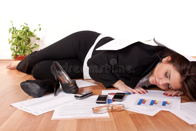 Mujer de negocios que duerme en suelo fotografía de archivo Mujer de negocios que duerme en suelo fotografía de archivo