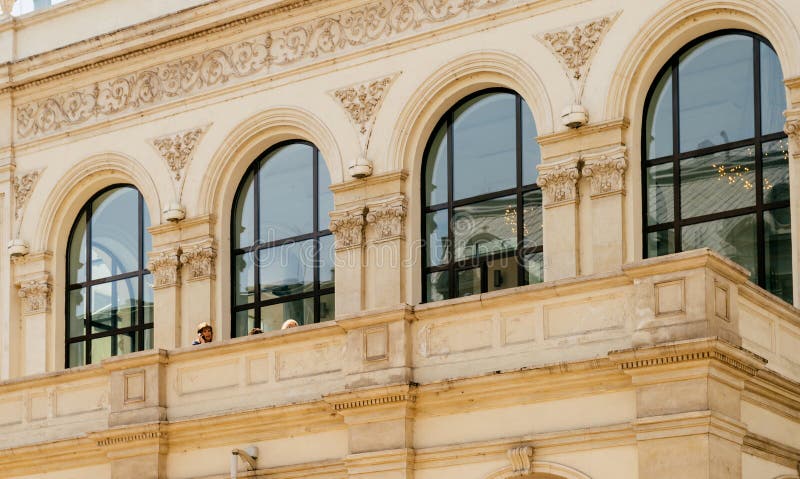 Mujer de negocios que habla el hotel de lujo del teléfono móvil, fotos de archivo libres de regalías Mujer de negocios que habla el hotel de lujo del teléfono móvil, fotos de archivo libres de regalías