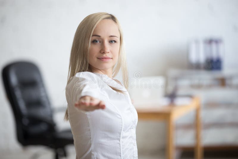 Mujer de negocios que hace actitud del guerrero 2 imagen de archivo libre de regalías Mujer de negocios que hace actitud del guerrero 2 imagen de archivo libre de regalías