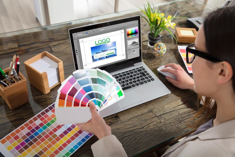 Mujer de negocios que hace la selección de color para Logo Design