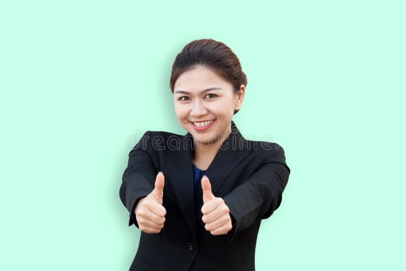 Mujer de negocios que muestra los pulgares para arriba con la sonrisa adentro imagen de archivo Mujer de negocios que muestra los pulgares para arriba con la sonrisa adentro imagen de archivo