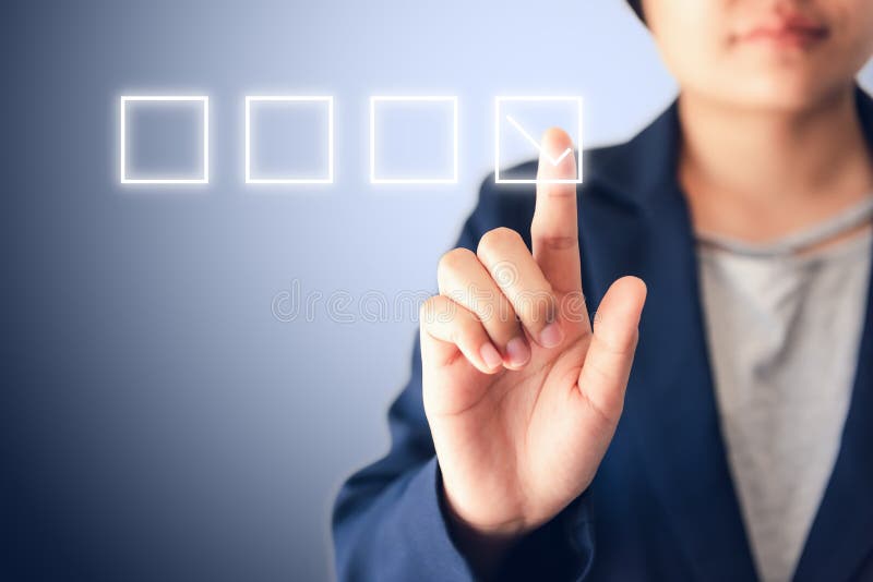 Mujer de negocios que presiona el icono de la lista de verificación de la satisfacción para los comentarios de clientes en la pan fotografía de archivo