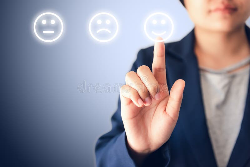 Mujer de negocios que presiona el icono de la satisfacción para los comentarios de clientes en la pantalla táctil , Medios encues fotografía de archivo libre de regalías