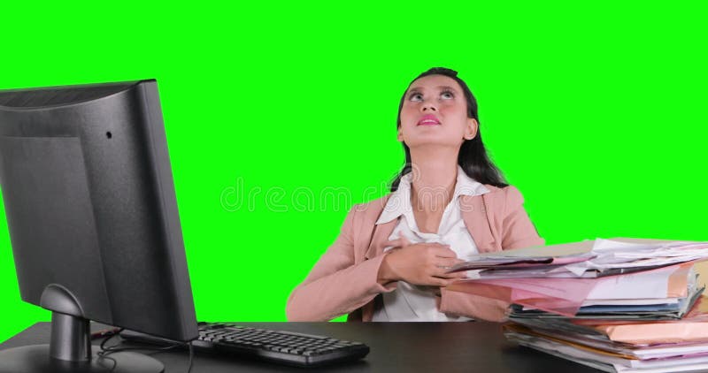 Mujer de negocios que se relaja en silla de la oficina metrajes