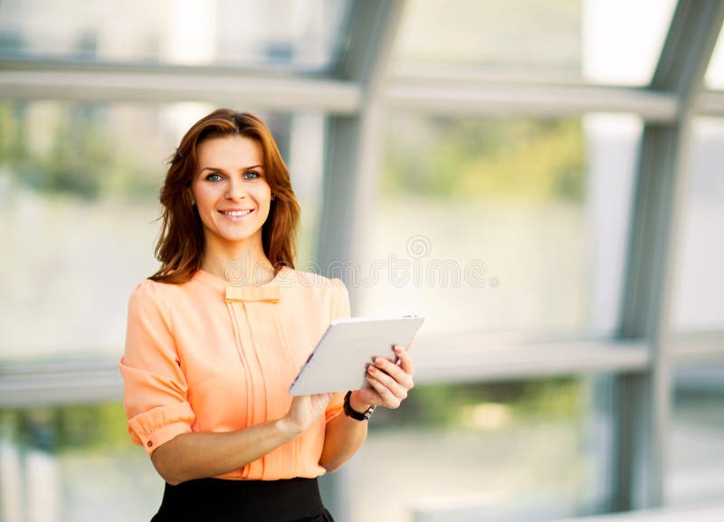mujer de negocios que sostiene la tableta digital fotografía de archivo mujer de negocios que sostiene la tableta digital fotografía de archivo