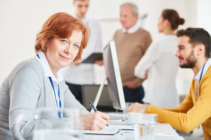 Mujer de negocios que toma notas imagen de archivo Mujer de negocios que toma notas imagen de archivo
