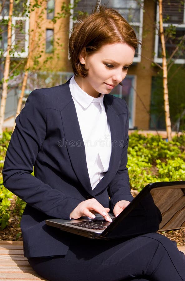 Mujer de negocios que trabaja en la computadora portátil imágenes de archivo libres de regalías Mujer de negocios que trabaja en la computadora portátil imágenes de archivo libres de regalías