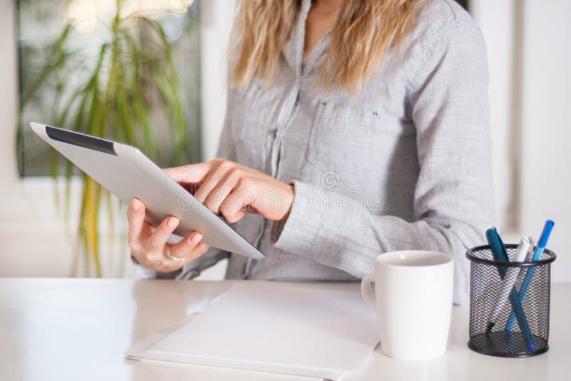 Mujer de negocios que trabaja en la tableta digital en el escritorio en oficina moderna foto de archivo libre de regalías Mujer de negocios que trabaja en la tableta digital en el escritorio en oficina moderna foto de archivo libre de regalías