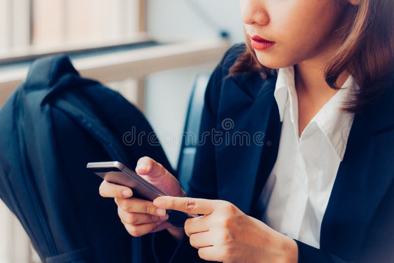 Mujer de negocios que usa el smartphone que comprueba el e-clavo, mensaje hoy Gente y tecnología del concepto fotografía de archivo libre de regalías Mujer de negocios que usa el smartphone que comprueba el e-clavo, mensaje hoy Gente y tecnología del concepto fotografía de archivo libre de regalías
