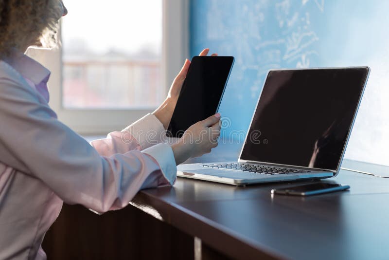 Mujer de negocios que usa a la empresaria que mecanografía Sitting Desk In Coworking de la tableta y del ordenador portátil traba fotografía de archivo libre de regalías Mujer de negocios que usa a la empresaria que mecanografía Sitting Desk In Coworking de la tableta y del ordenador portátil traba fotografía de archivo libre de regalías