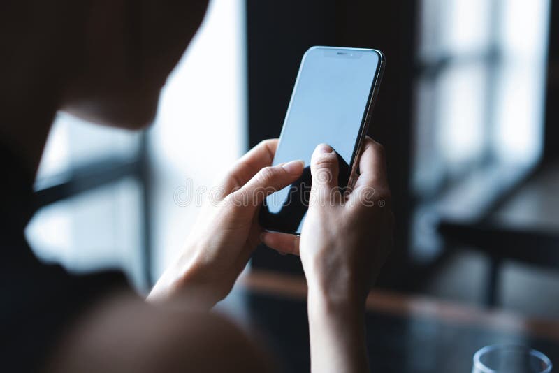Mujer de negocios que usa smartphone durante almuerzo en caf? fotos de archivo libres de regalías Mujer de negocios que usa smartphone durante almuerzo en caf? fotos de archivo libres de regalías