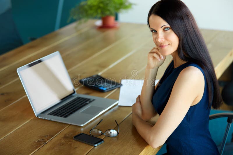 Mujer de negocios que usa su ordenador portátil en la oficina Negocio Peo imagenes de archivo Mujer de negocios que usa su ordenador portátil en la oficina Negocio Peo imagenes de archivo