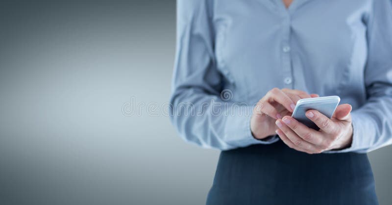 Mujer de negocios que usa un teléfono contra fondo azul fotografía de archivo Mujer de negocios que usa un teléfono contra fondo azul fotografía de archivo
