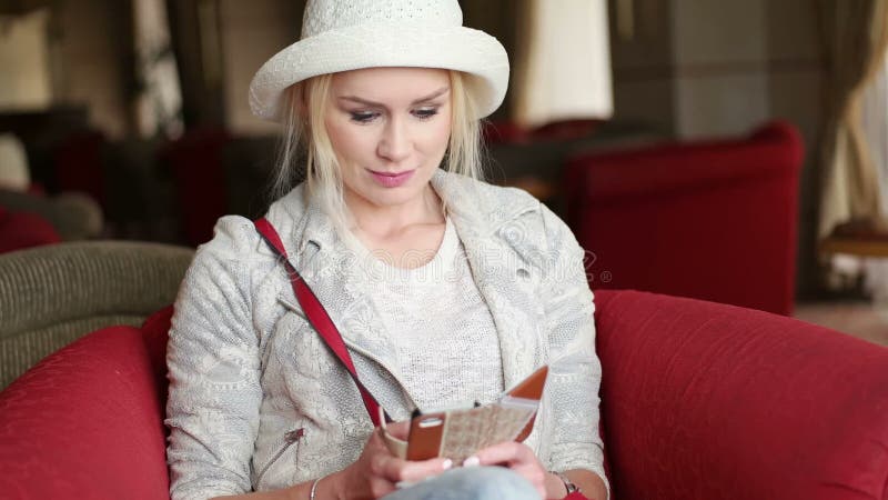 Mujer de negocios rubia atractiva que usa el teléfono elegante metrajes