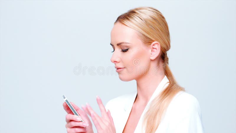 Mujer de negocios rubia que usa el teléfono almacen de video