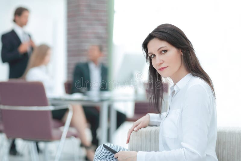 Mujer de negocios seria que se sienta en su oficina fotos de archivo Mujer de negocios seria que se sienta en su oficina fotos de archivo