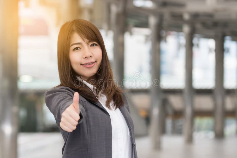 Mujer de negocios sonriente asiática hermosa imágenes de archivo libres de regalías Mujer de negocios sonriente asiática hermosa imágenes de archivo libres de regalías