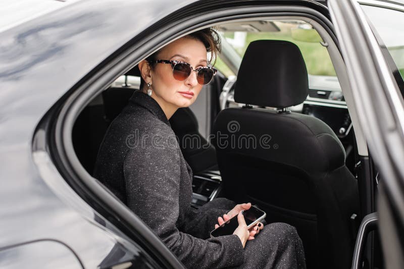 Mujer de negocios vip celebridad persona pública en limusina de autos de lujo  foto de archivo libre de regalías