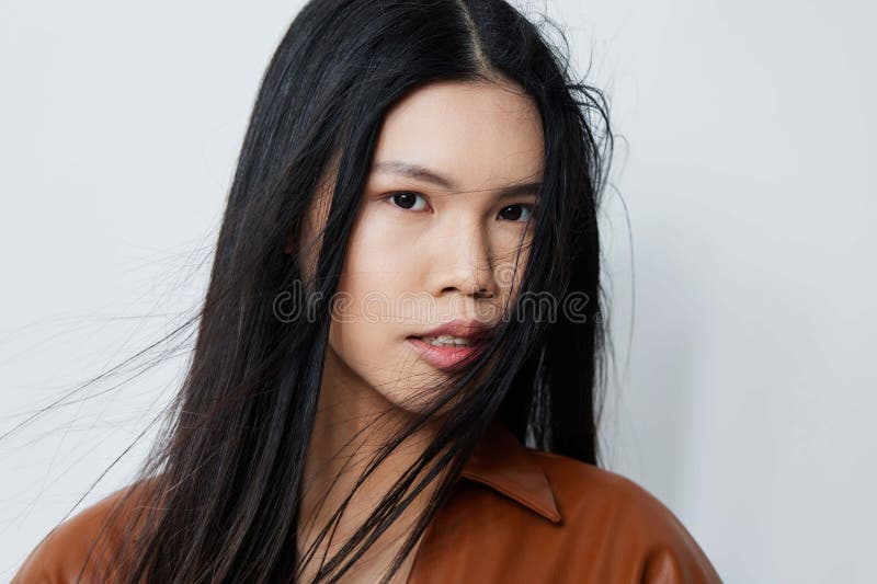 Mujer de pelo asiático hermoso glamour de moda cosmético modelo de belleza beige retrato foto de archivo libre de regalías