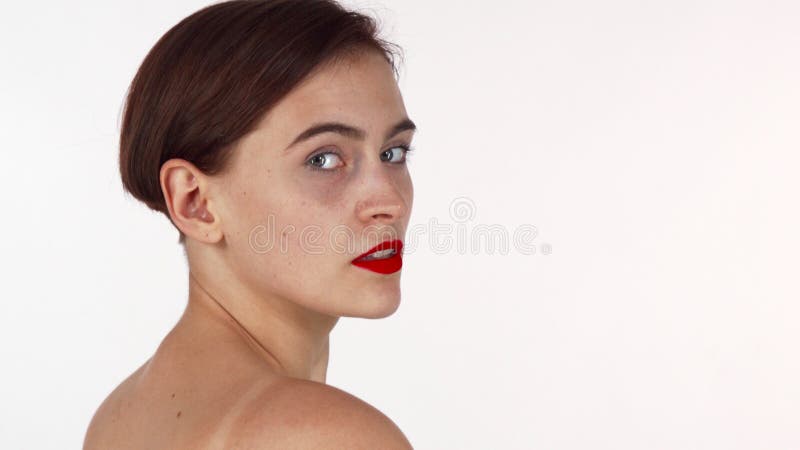 Mujer de pelo corto magnífica que mira a la cámara sensual foto de archivo libre de regalías Mujer de pelo corto magnífica que mira a la cámara sensual foto de archivo libre de regalías