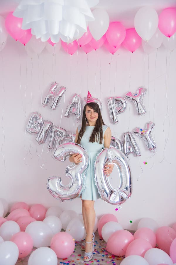  Mujer De Pie En Decoraciones Con Globos Y Confetti Para Fiesta De Cumpleaños Foto de archivo