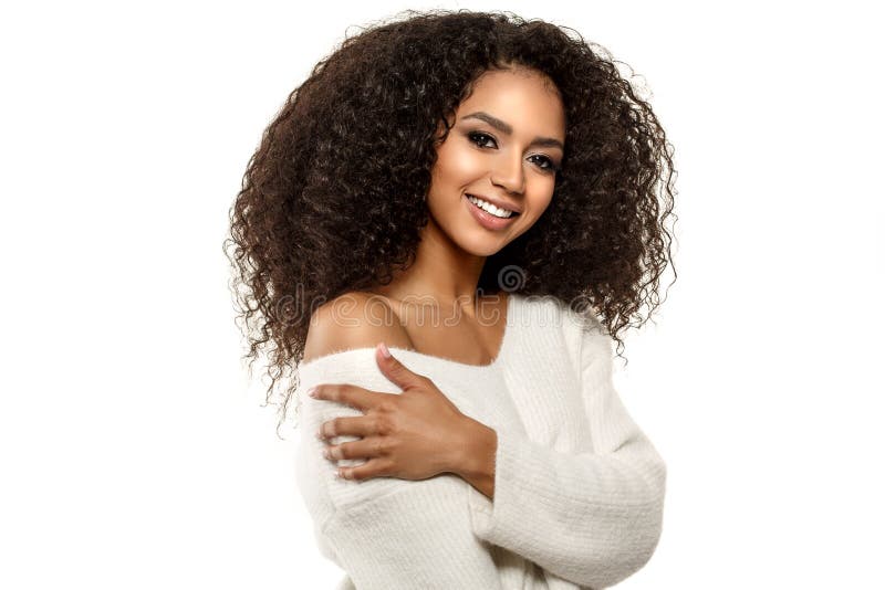 Mujer de piel negra de belleza Cara africana de etnia africana Joven modelo afroamericano con pelo largo Modelo sonriente aislado