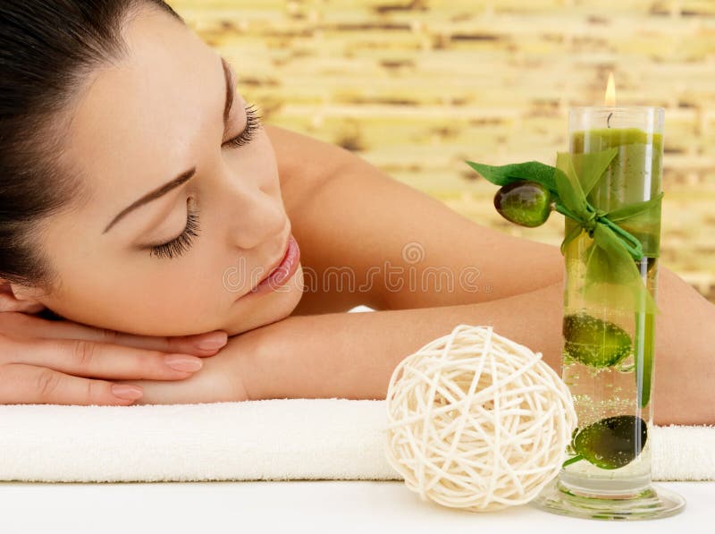 Mujer de relajación en el salón del balneario de la belleza imagenes de archivo Mujer de relajación en el salón del balneario de la belleza imagenes de archivo