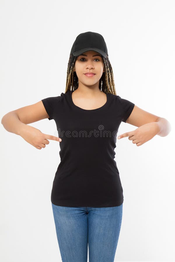 Mujer del Afro en camiseta negra y la gorra de b?isbol de la plantilla aisladas en el fondo blanco Sombrero y camiseta en blanco imágenes de archivo libres de regalías Mujer del Afro en camiseta negra y la gorra de b?isbol de la plantilla aisladas en el fondo blanco Sombrero y camiseta en blanco imágenes de archivo libres de regalías