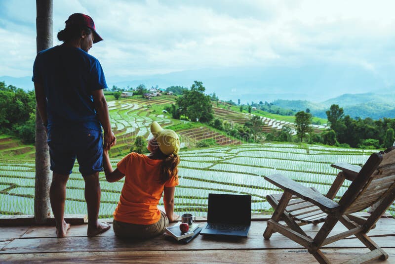 Mujer del amante y naturaleza asi?tica del viaje del hombre El viaje se relaja El balcón del centro turístico Vista del campo en imagen de archivo libre de regalías Mujer del amante y naturaleza asi?tica del viaje del hombre El viaje se relaja El balcón del centro turístico Vista del campo en imagen de archivo libre de regalías