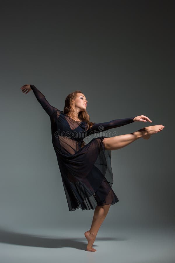 Mujer Del Baile En Un Vestido Negro Danza Moderna Contemporánea En Un Fondo Gris Foto de archivo danza contemporanea Mujer Del Baile En Un Vestido Negro Danza Moderna Contemporánea En Un Fondo Gris Foto de archivo