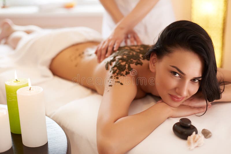 Mujer del balneario Morenita que consigue a Marine Algae Wrap Treatment en balneario imagen de archivo Mujer del balneario Morenita que consigue a Marine Algae Wrap Treatment en balneario imagen de archivo