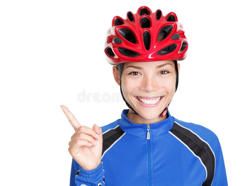 Mujer del casco de la bicicleta que señala en blanco