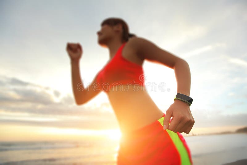 Mujer del deporte de la salud con el reloj elegante imagen de archivo Mujer del deporte de la salud con el reloj elegante imagen de archivo