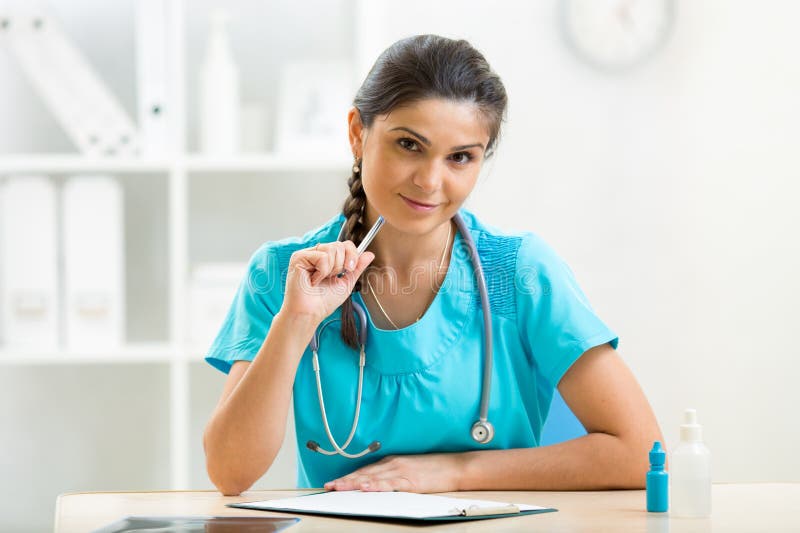 Mujer del doctor que trabaja en su oficina foto de archivo libre de regalías Mujer del doctor que trabaja en su oficina foto de archivo libre de regalías