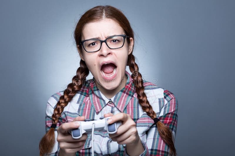 Mujer del empollón con Gamepad imagen de archivo libre de regalías Mujer del empollón con Gamepad imagen de archivo libre de regalías