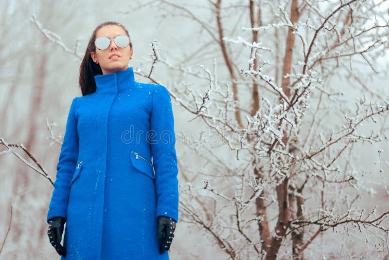 Niña Caucásica En La Ropa Y Las Gafas De Sol Del Invierno Que Juegan En La  Nieve Imagen de archivo - Imagen de vacaciones, alegre: 65350511