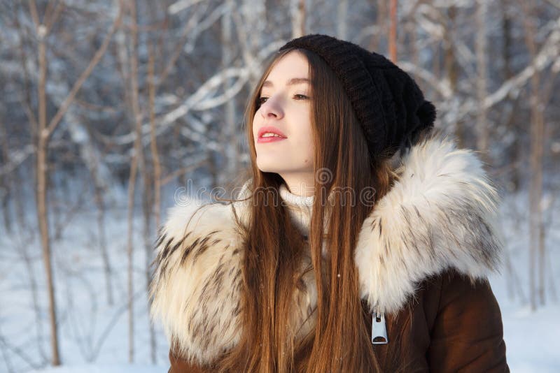 Mujer En Invierno. Mujer Del Invierno En La Nieve En Nevando Día Frío De  Invierno. Fotos, retratos, imágenes y fotografía de archivo libres de  derecho. Image 51538619