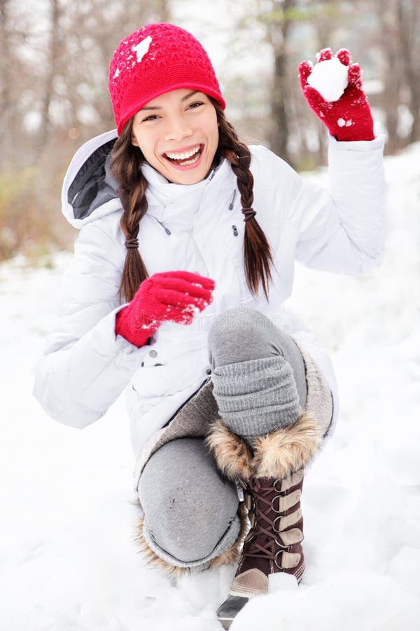 Niña jugando con nieve niña en guantes mantenga bola de nieve invierno  mujer sonriente en ropa de abrigo con