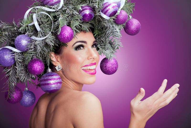 Mujer del modelo de moda de la Navidad El peinado del Año Nuevo de Navidad y hace fotos de archivo Mujer del modelo de moda de la Navidad El peinado del Año Nuevo de Navidad y hace fotos de archivo