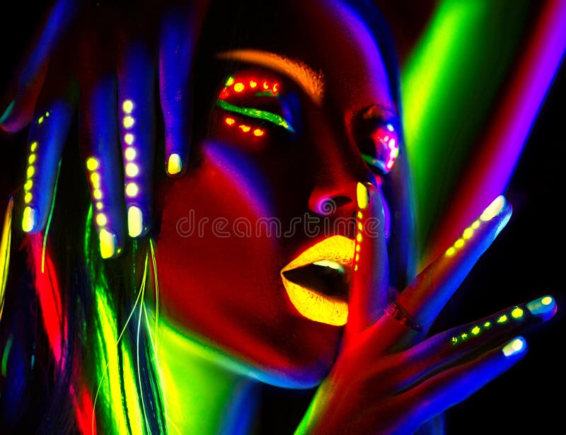 Mujer del modelo de moda en la luz de neón Muchacha modelo hermosa con maquillaje fluorescente colorido
