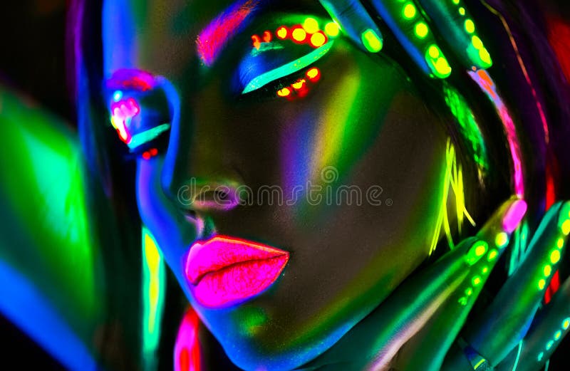 Mujer del modelo de moda en la luz de neón Muchacha modelo hermosa con maquillaje fluorescente colorido