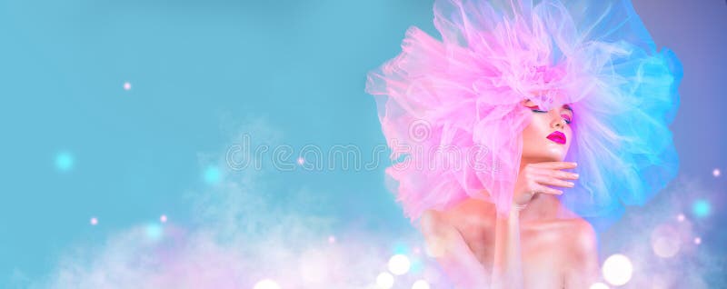 Mujer del modelo de moda en la presentación brillante colorida de las luces, retrato de la muchacha atractiva hermosa con maquill fotografía de archivo Mujer del modelo de moda en la presentación brillante colorida de las luces, retrato de la muchacha atractiva hermosa con maquill fotografía de archivo