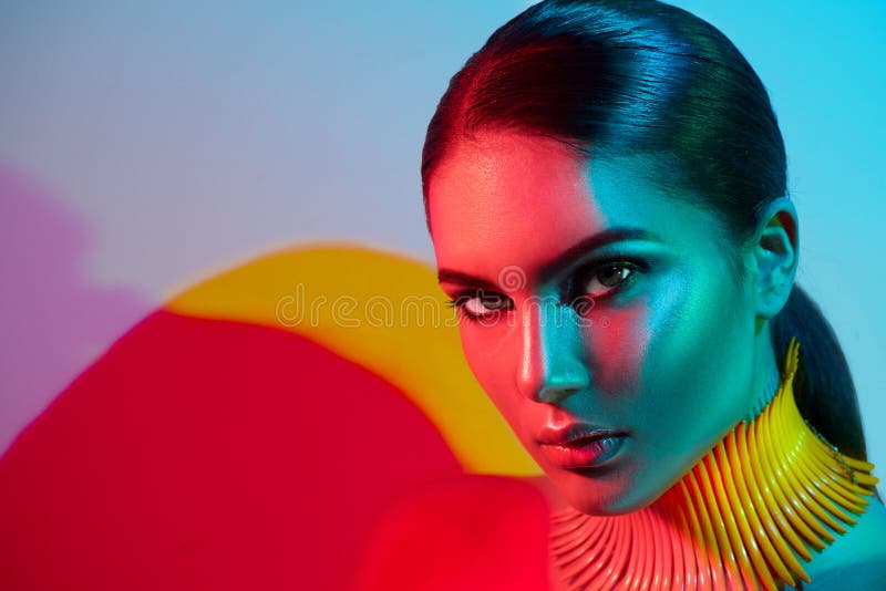 Mujer del modelo de moda en luces brillantes coloridas con la mujer modelo de moda del maquillaje y del manicureFashion en la pre foto de archivo libre de regalías Mujer del modelo de moda en luces brillantes coloridas con la mujer modelo de moda del maquillaje y del manicureFashion en la pre foto de archivo libre de regalías