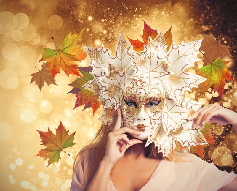Mujer del otoño de la moda del carnaval foto de archivo libre de regalías Mujer del otoño de la moda del carnaval foto de archivo libre de regalías