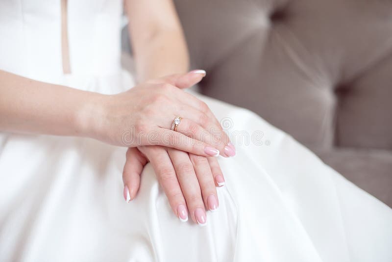 Mujer del primer que muestra sus manos con la manicura hermosa Las manos de la novia con una manicura agradable fotos de archivo libres de regalías Mujer del primer que muestra sus manos con la manicura hermosa Las manos de la novia con una manicura agradable fotos de archivo libres de regalías