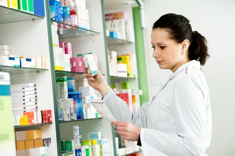 Mujer del químico de la farmacia en droguería fotos de archivo libres de regalías Mujer del químico de la farmacia en droguería fotos de archivo libres de regalías