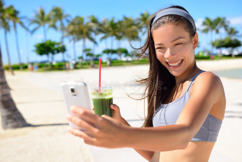 Mujer del selfie de la aptitud que bebe el smoothie verde imágenes de archivo libres de regalías