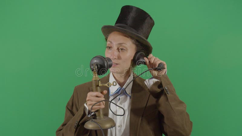 Mujer del siglo XIX hablando por teléfono metrajes