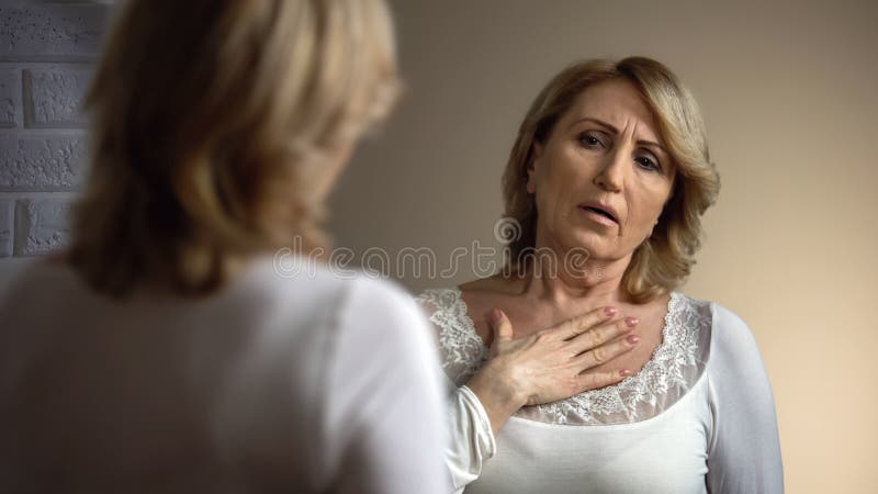 Mujer del trastorno que mira en espejo y que respira apenas, problemas de salud, dolor del corazón fotos de archivo Mujer del trastorno que mira en espejo y que respira apenas, problemas de salud, dolor del corazón fotos de archivo